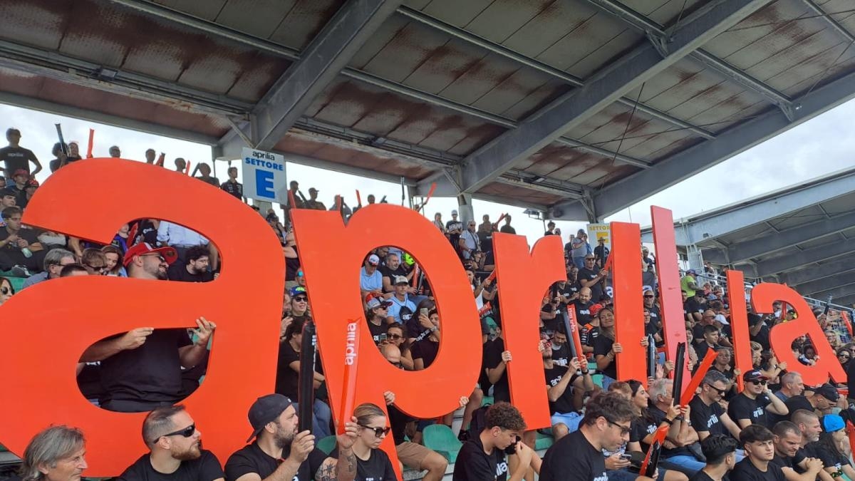 Aprilia, der Misano GP erlebte auf der Tribüne mit Biaggi und den Fans von Bezzecchi und Martin