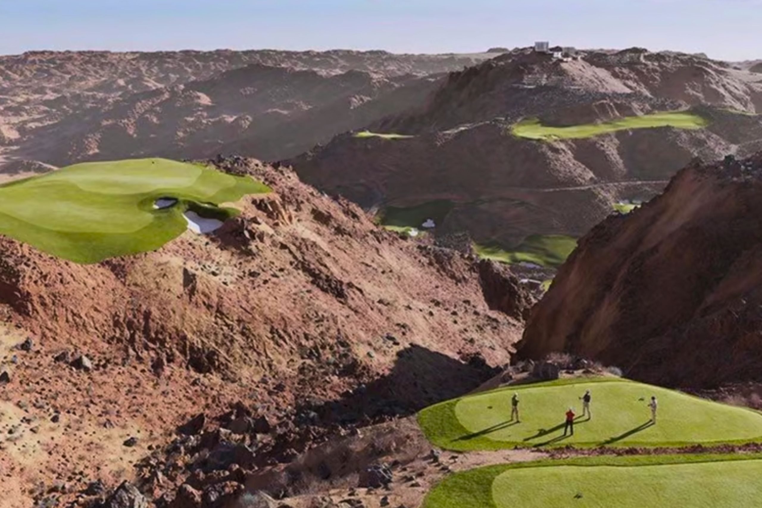 Príncipe herdeiro da Arábia Saudita está construindo o campo de golfe de luxo mais alto do Oriente Médio
