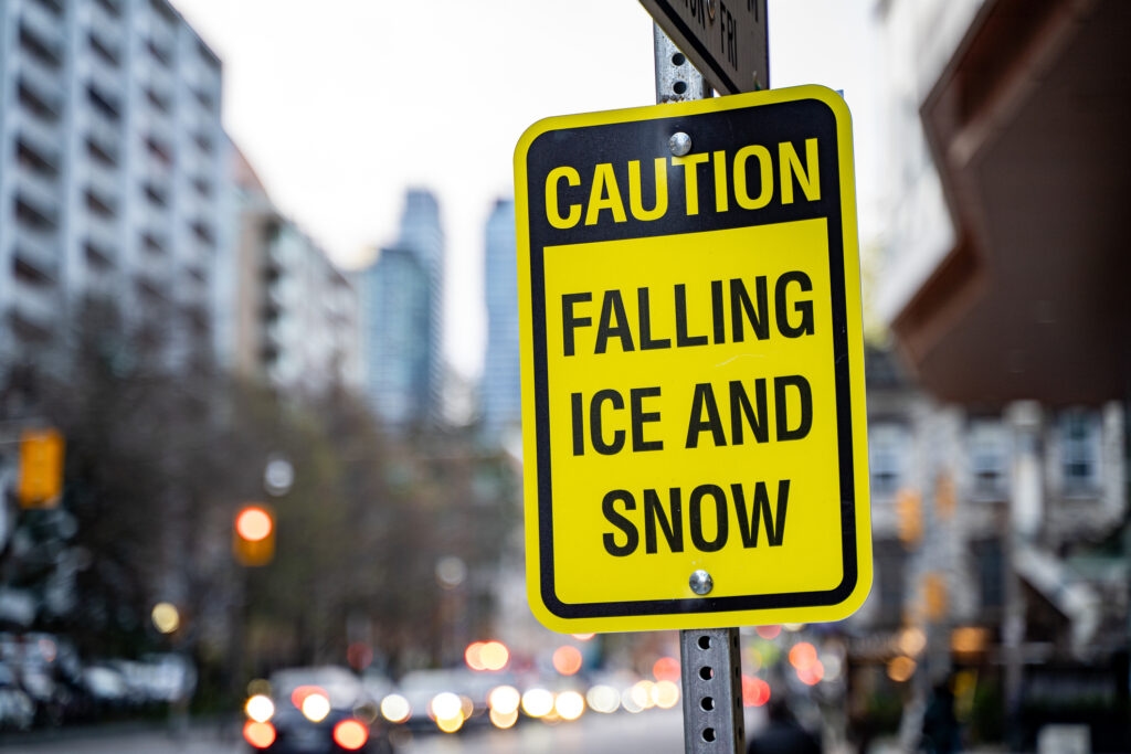 In New York, the roofs of 26 buildings collapsed because they could not withstand the weight of the snow.