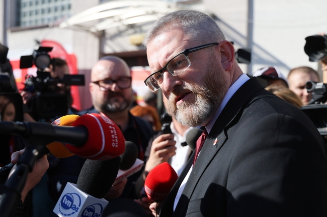 Sondaż partyjny: Remis KO i PiS; partia Brauna ponad Lewicą i Trzecią Drogą