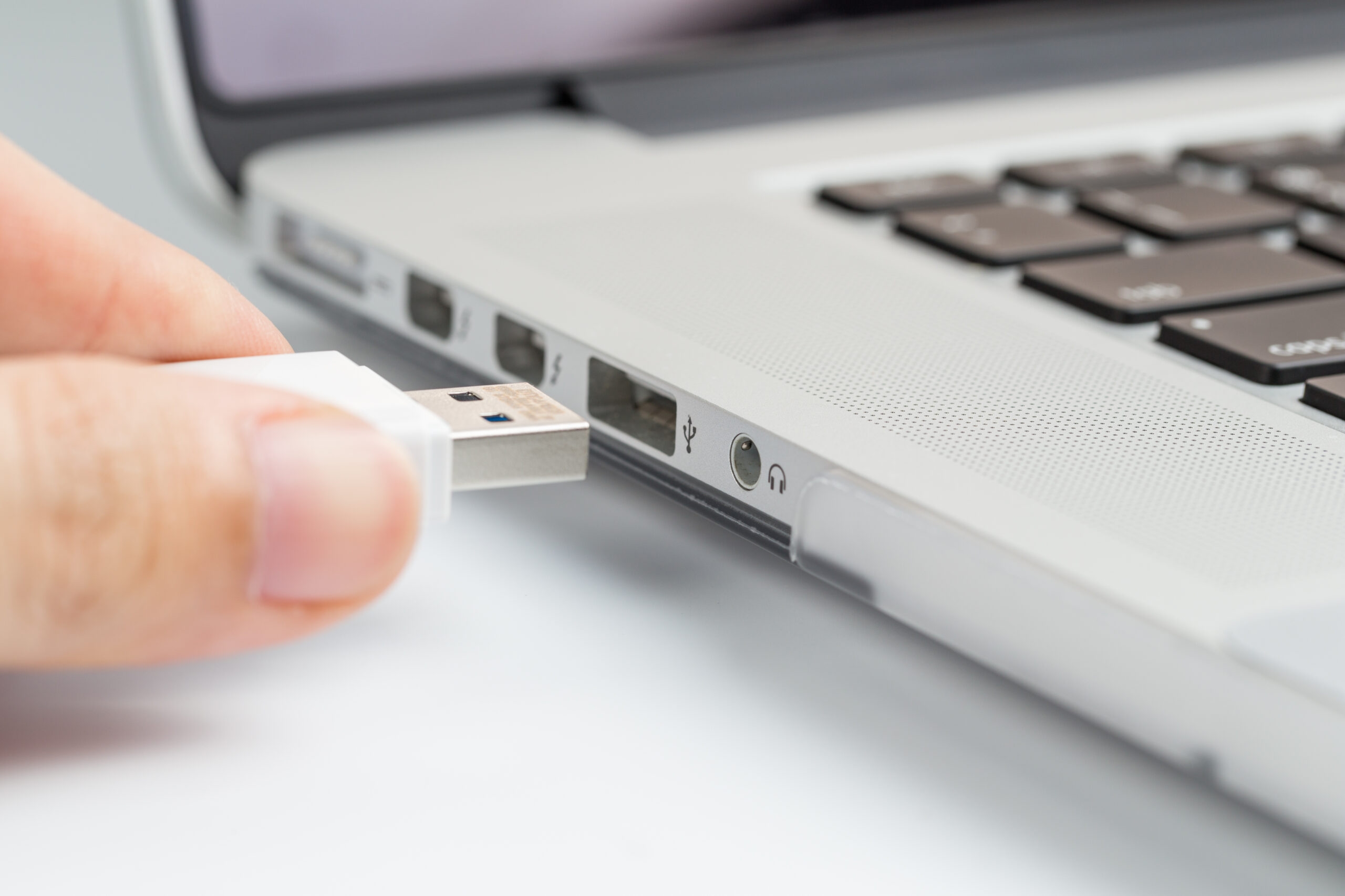 Eles deliberadamente causam curto-circuito em seus laptops. Autoridades alertam para novo 'desafio'