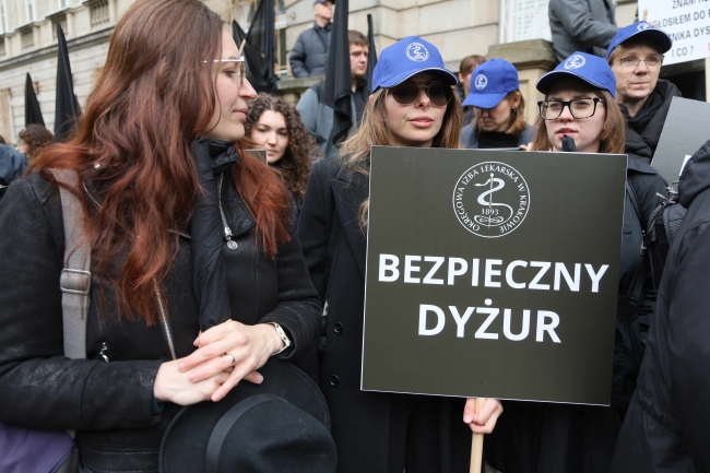 Uma marcha de médicos contra a violência ocorreu em Varsóvia