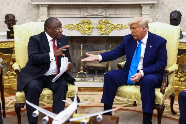 Güney Afrika Devlet Başkanı'nın Beyaz Saray ziyaretinde gergin atmosfer. Trump "beyaz soykırımından" bahsetti