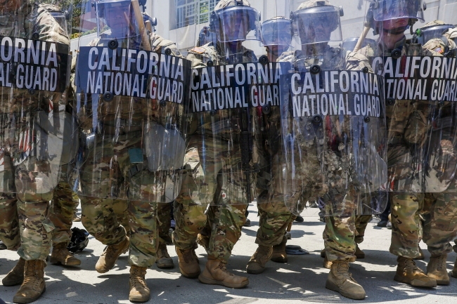 Trump non esclude l'invio dei Marines a Los Angeles: "Ripristineremo l'ordine e libereremo la città"