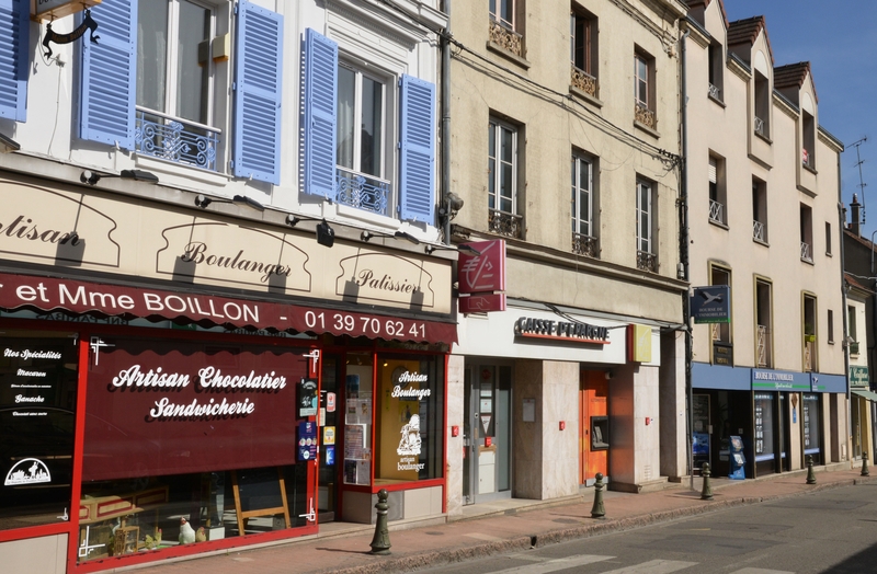 Paris yakınlarındaki bir kasabada çocuklara ve gençlere sokağa çıkma yasağı getirildi.