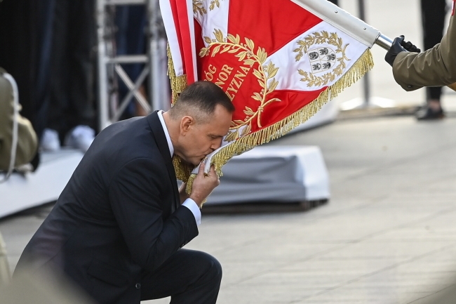 Nawrocki ha assunto la carica di presidente e il comando delle forze armate. Piani ambiziosi per il suo primo mandato
