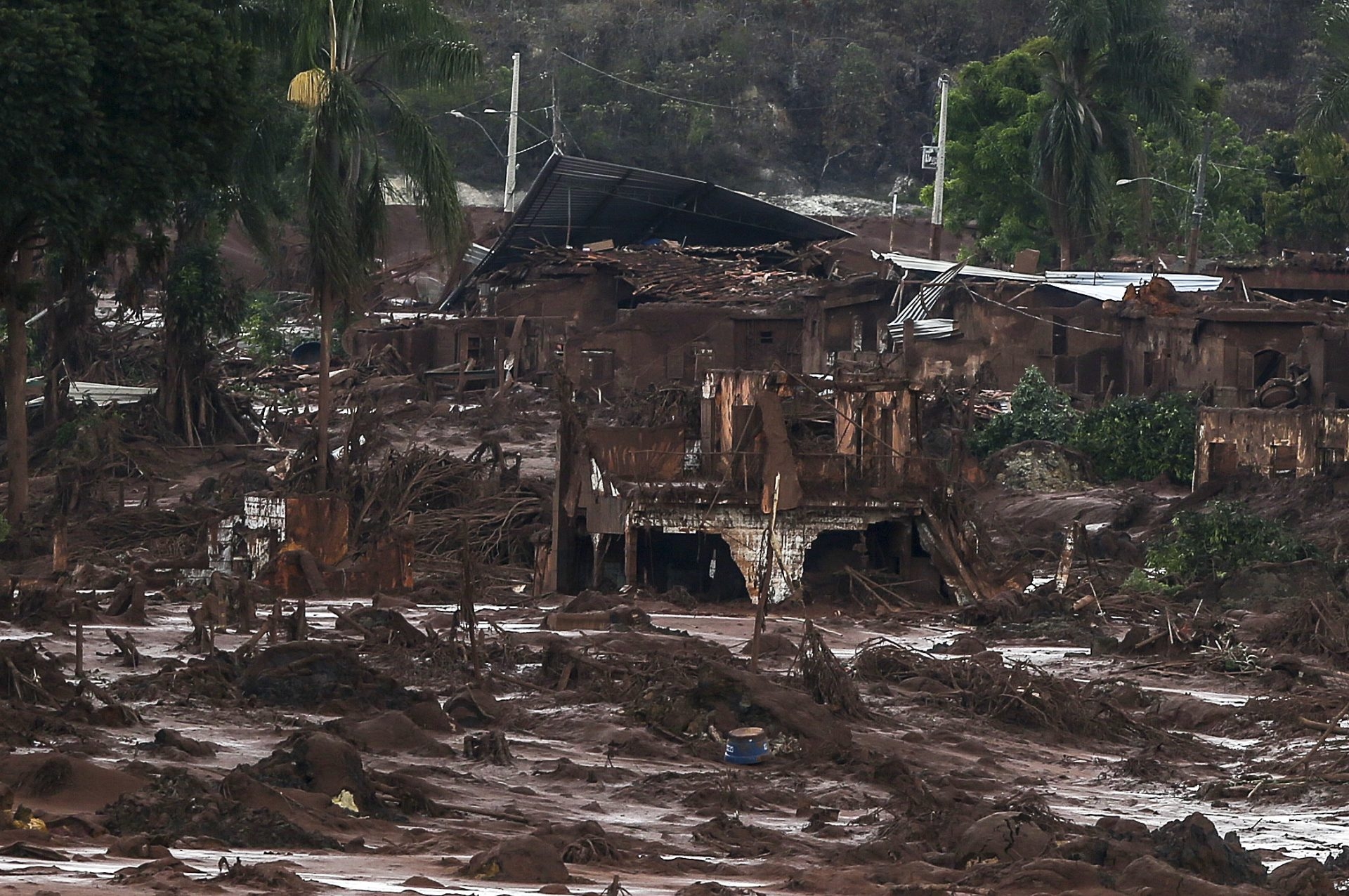 Un tribunal londonien donne son feu vert à une action en justice pour outrage au tribunal contre BHP suite à la catastrophe de Mariana (Brésil)