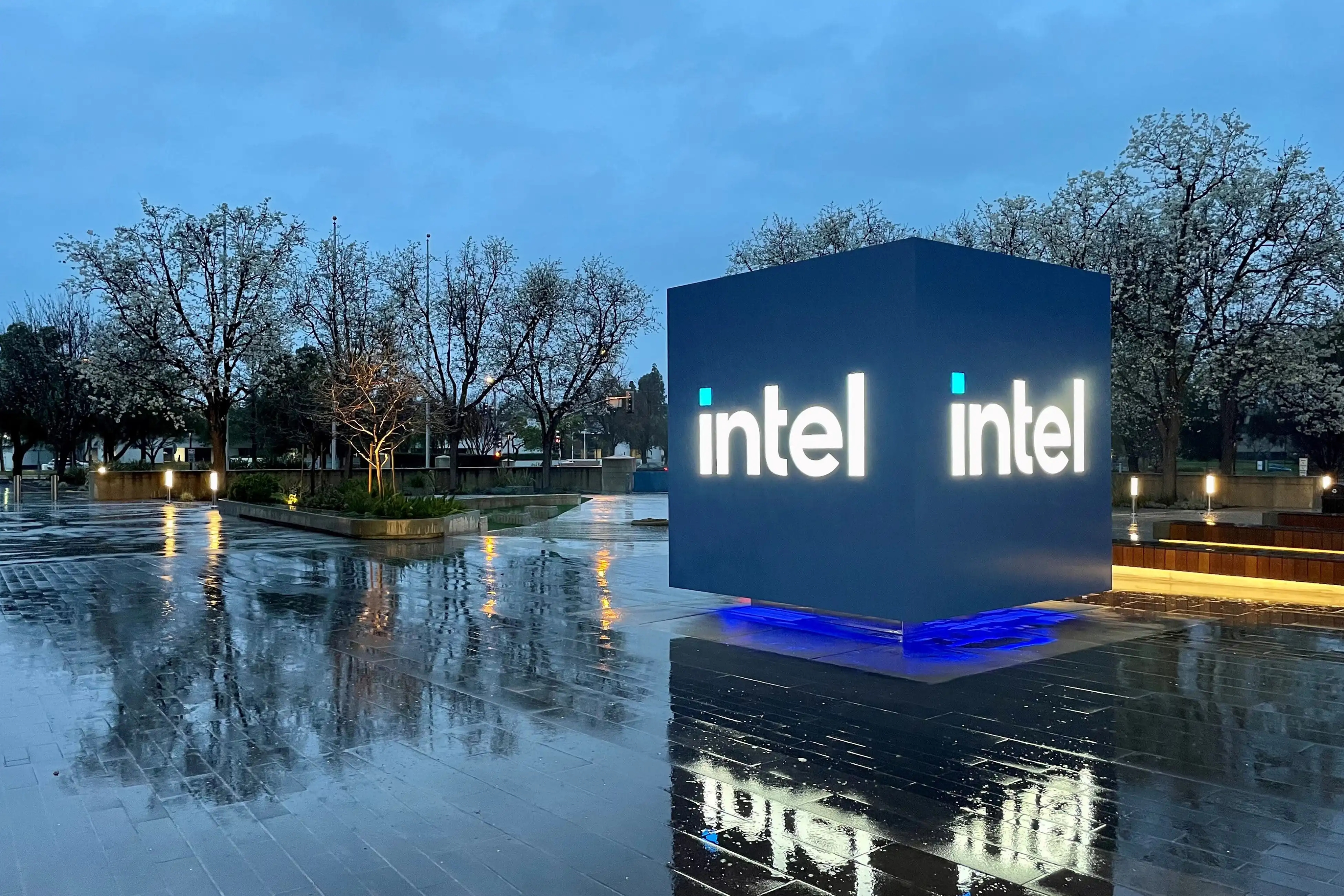 Nowa era w konkurencji chipów: Intel i Microsoft łączą siły