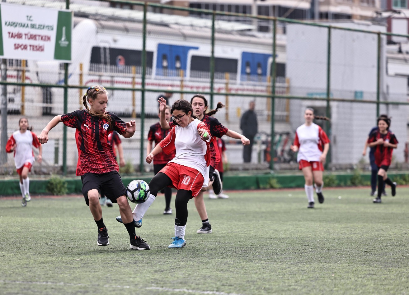 Les joueuses de football sont entrées sur le terrain à Karşıyaka ! Le premier gagnant du tournoi a été annoncé