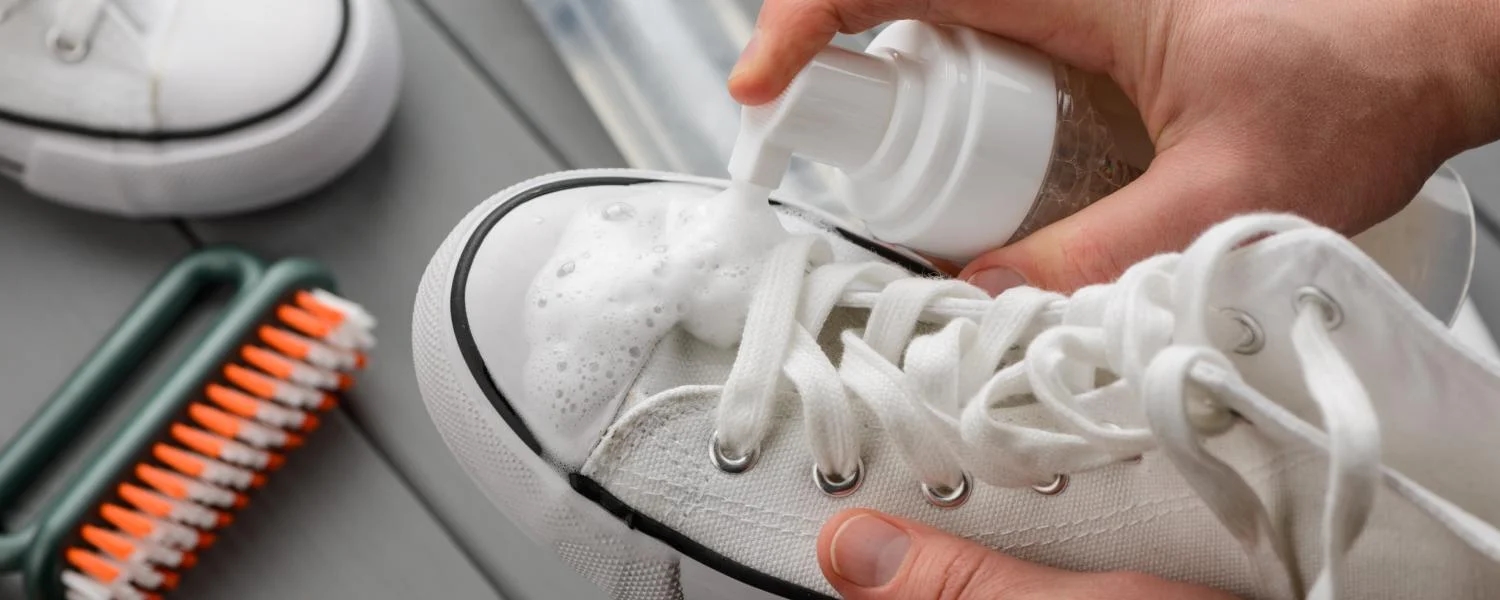 Say goodbye to stains on fabric shoes: Shine your shoes with just 2 ingredients!
