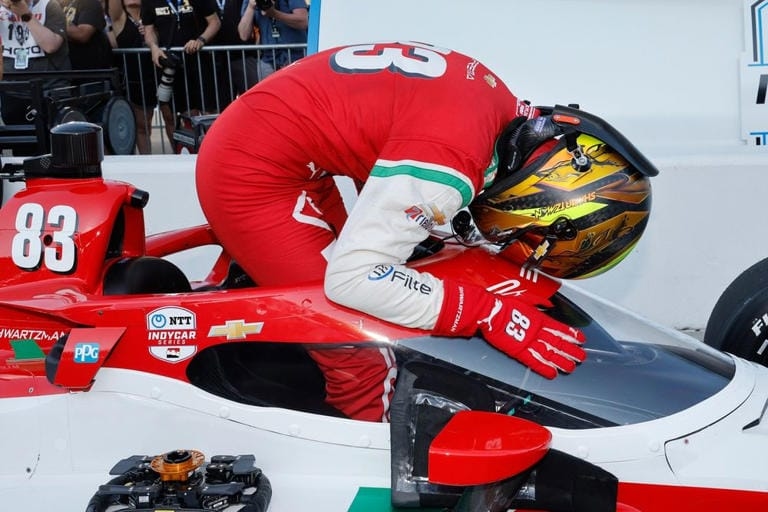 Dramático accidente en pits: piloto atropella a su equipo en Indianápolis