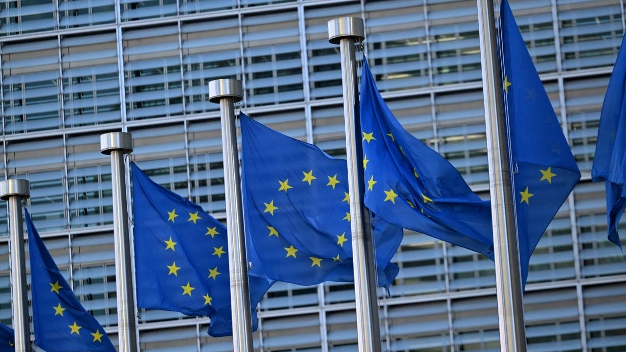 UE: crescita stabile, inflazione in calo; i rischi persistono