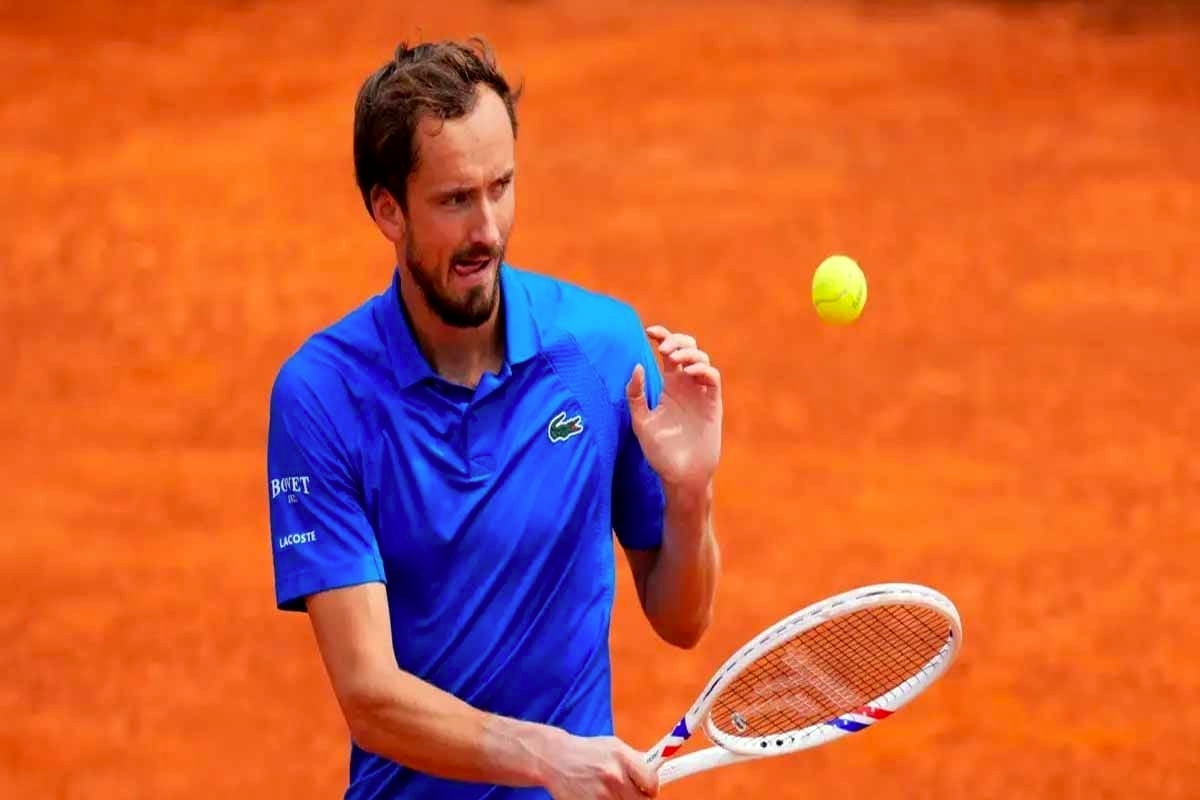 ESCÂNDALO EM ROMA! Medvedev explode com os fãs italianos e sua partida é suspensa durante a partida Match Point de Musetti.
