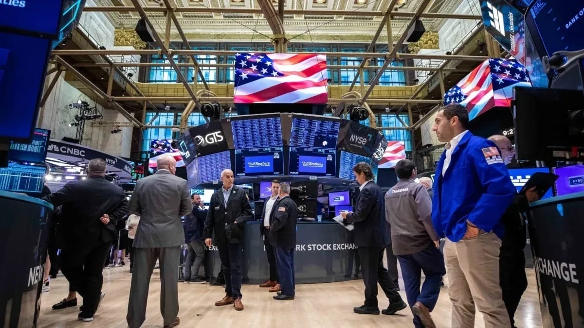 Cautious Markets: Wall Street Opens Lower After Historic Rally; Mexican Peso Holds Firm