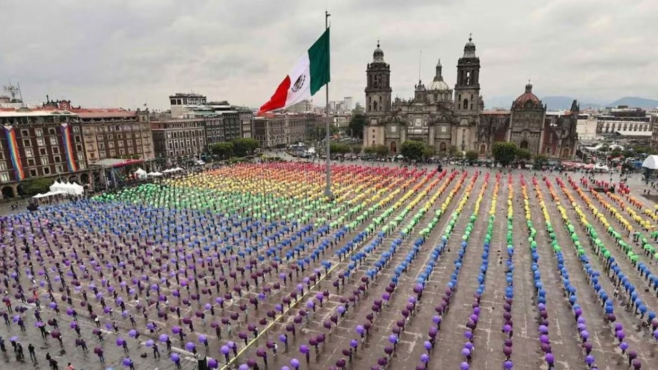 Gurur rekoru: Zócalo en büyük insan LGBT+ bayrağına ev sahipliği yapıyor
