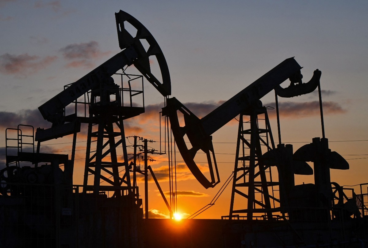 Oil Steadies as Mixed US Economic and Tariff News Offset New Russia Sanctions