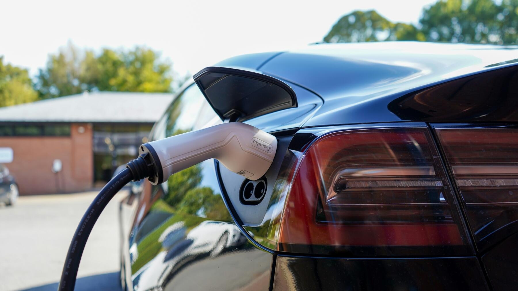 As vendas de carros elétricos devem aumentar 38% em 2025, mas deve haver desaceleração devido ao recuo nas metas da UE.