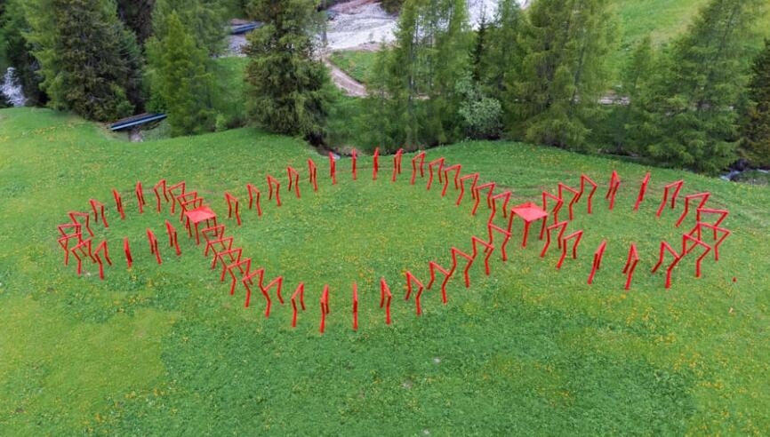 SMACH: "Terceiro Paraíso" de Pistoletto estreia em Bolzano com árvores derrubadas pela tempestade Vaia