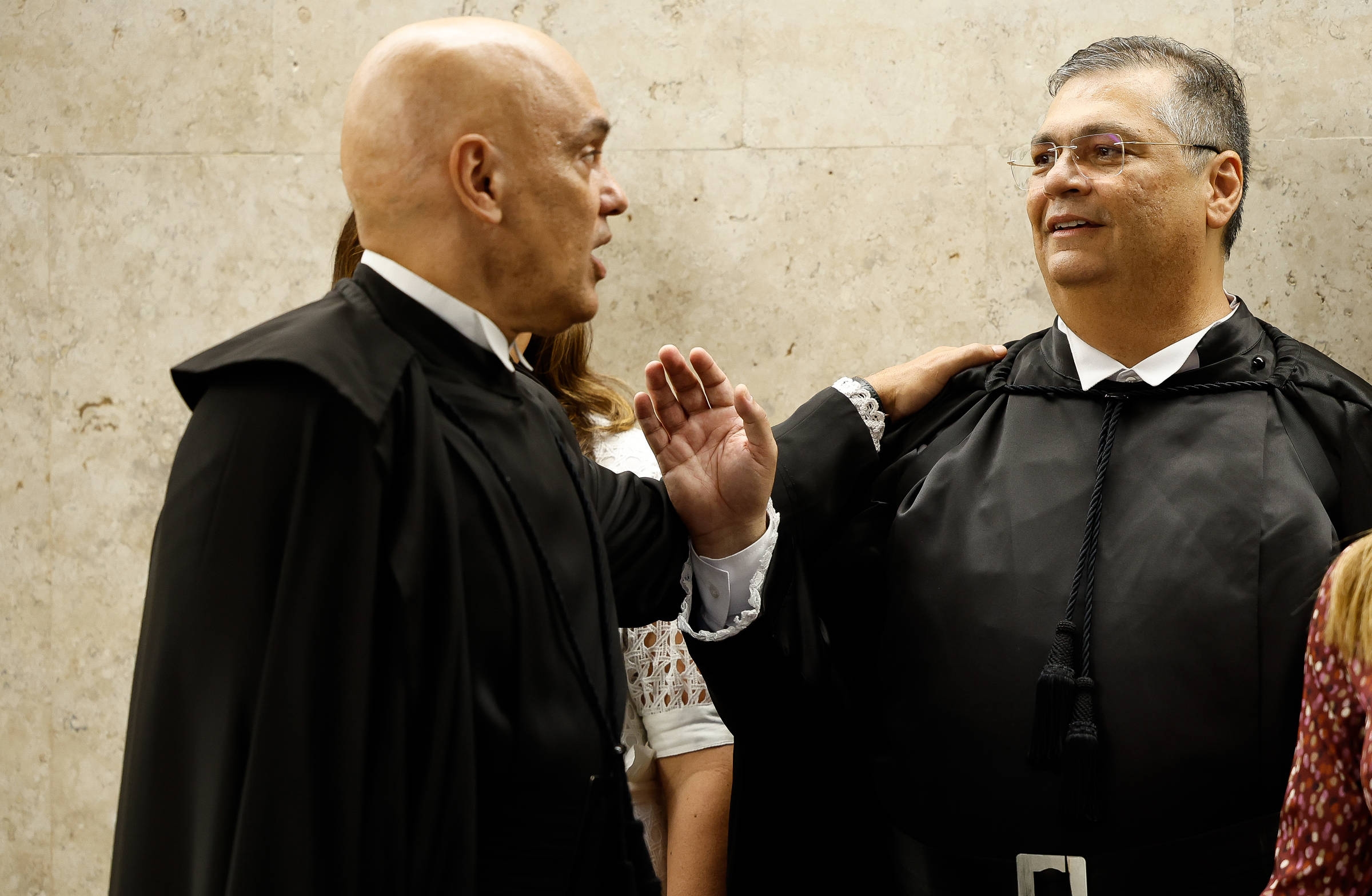 Dino sinaliza que bancos estão proibidos de aplicar sanção a Moraes e que punirá quem desobedecer