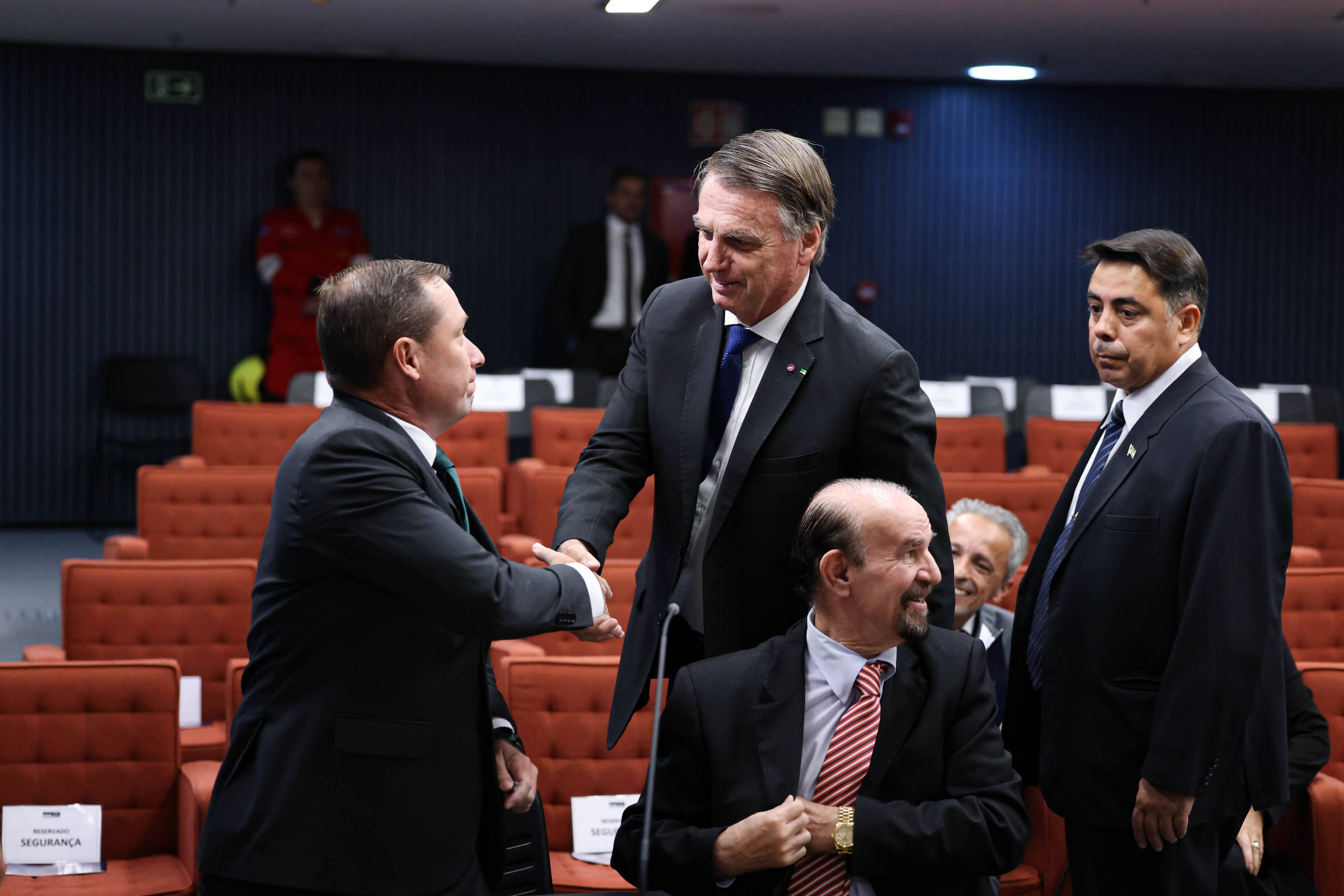 Cid, pazarlık anlaşmasını doğruladı ancak Bolsonaro döneminde darbe planlamasını 'cesaret' ve 'bar muhabbeti' vurgulayarak en aza indirmeye çalıştı