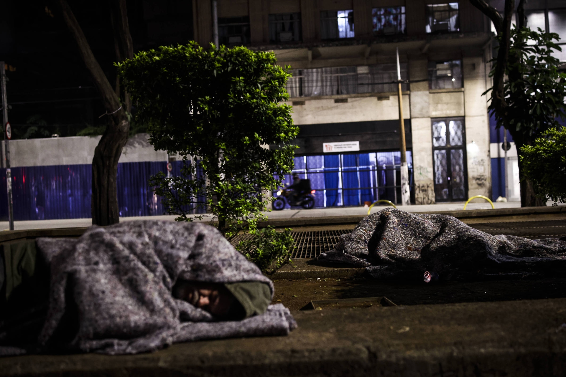 Com um único cobertor, casal espera mais de duas horas por vaga em albergue em SP