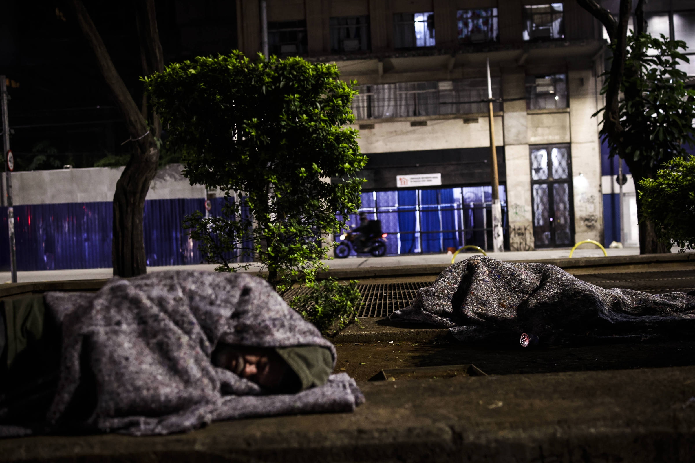 Con una sola coperta, una coppia aspetta più di due ore per un posto in un ostello a San Pietroburgo