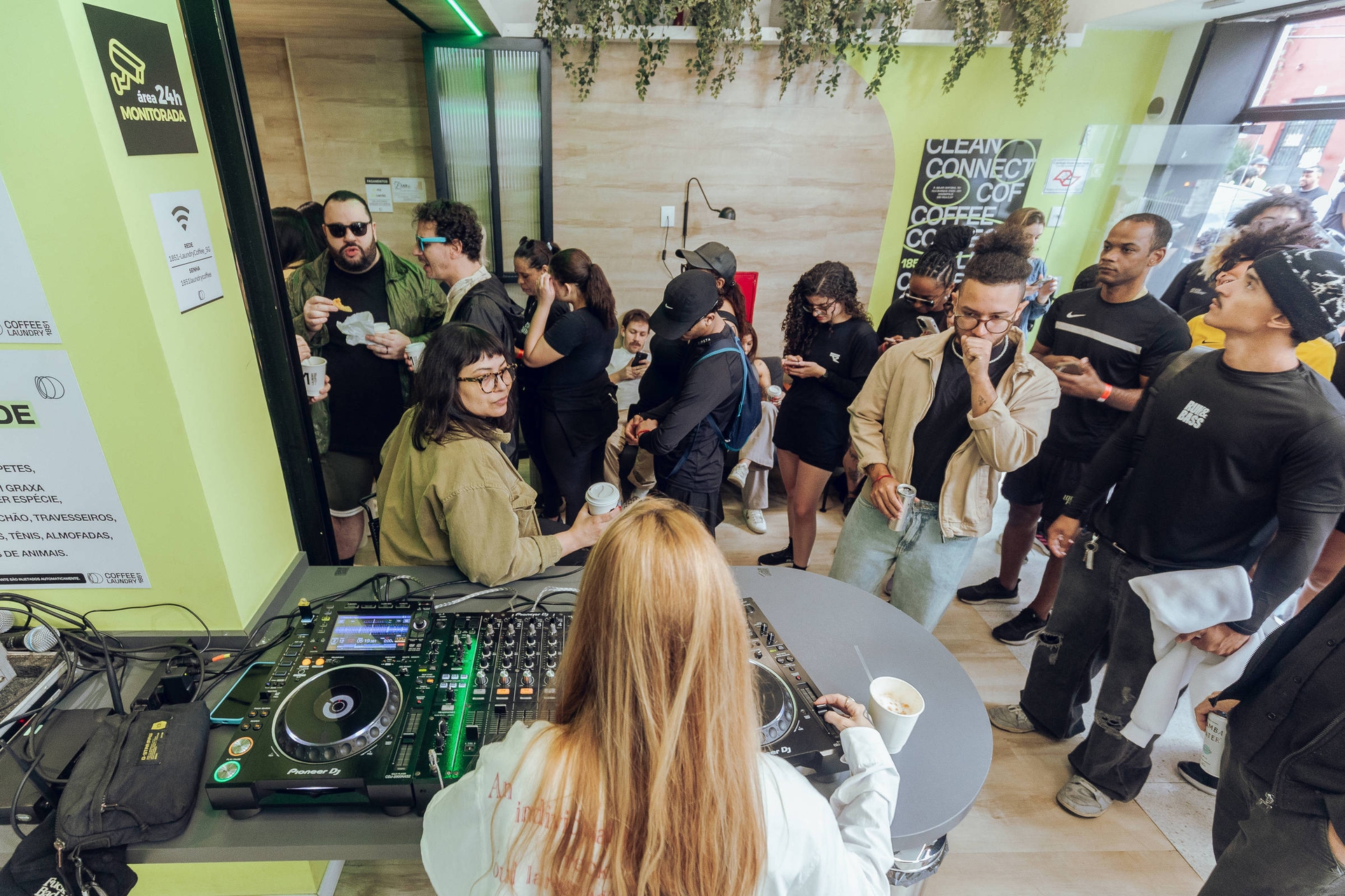 La 'fiesta del café' atrae a jóvenes que buscan un estilo de vida más saludable y fiestas sin alcohol