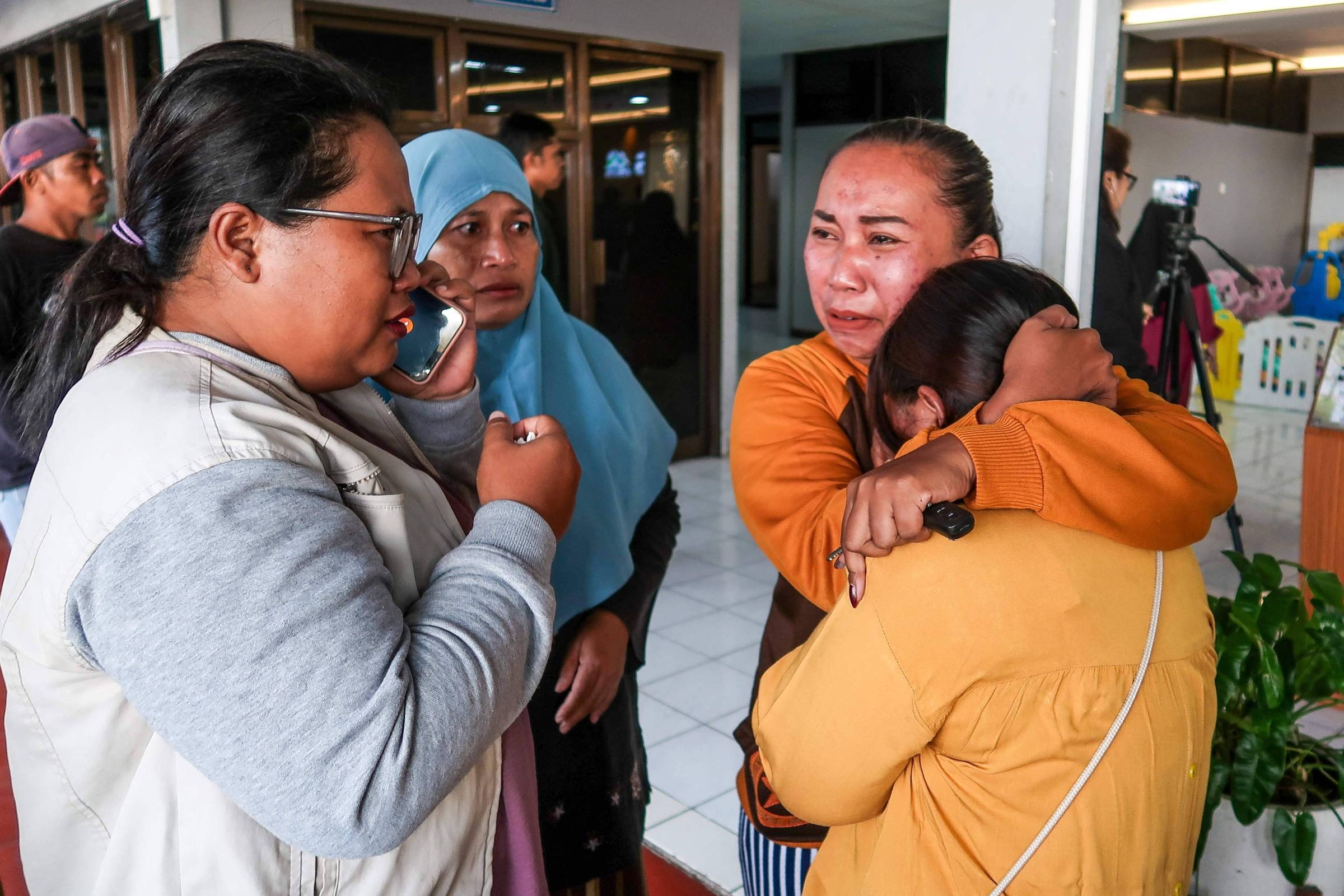 Veerboot zinkt op Bali, Indonesië, met 65 opvarenden; minstens vier doden, melden berichten