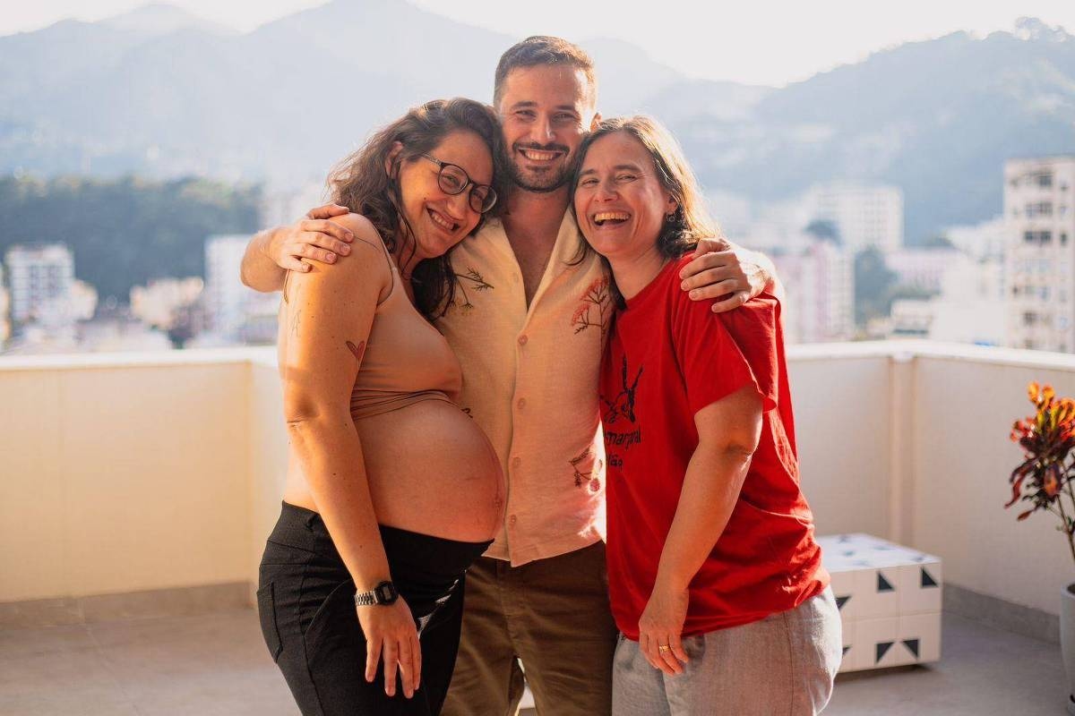 'Tive um filho com casal de amigas': a luta judicial enfrentada por pais de bebê com 'triparentalidade'