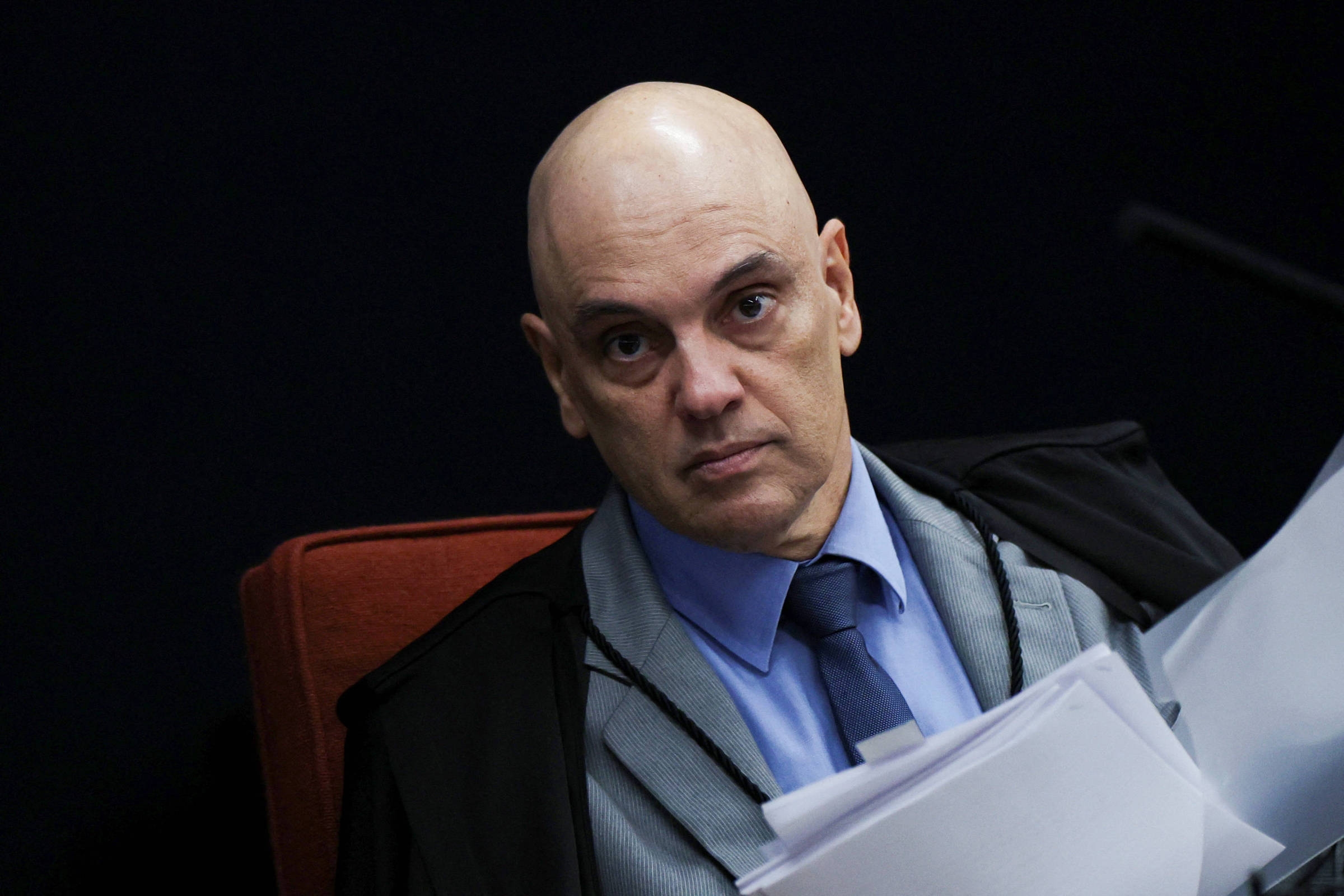 Moraes geeft Bolsonaro 48 uur de tijd om zijn asielaanvraag in Argentinië en zijn weigering om aan de bevelen van het Hooggerechtshof te voldoen, uit te leggen.