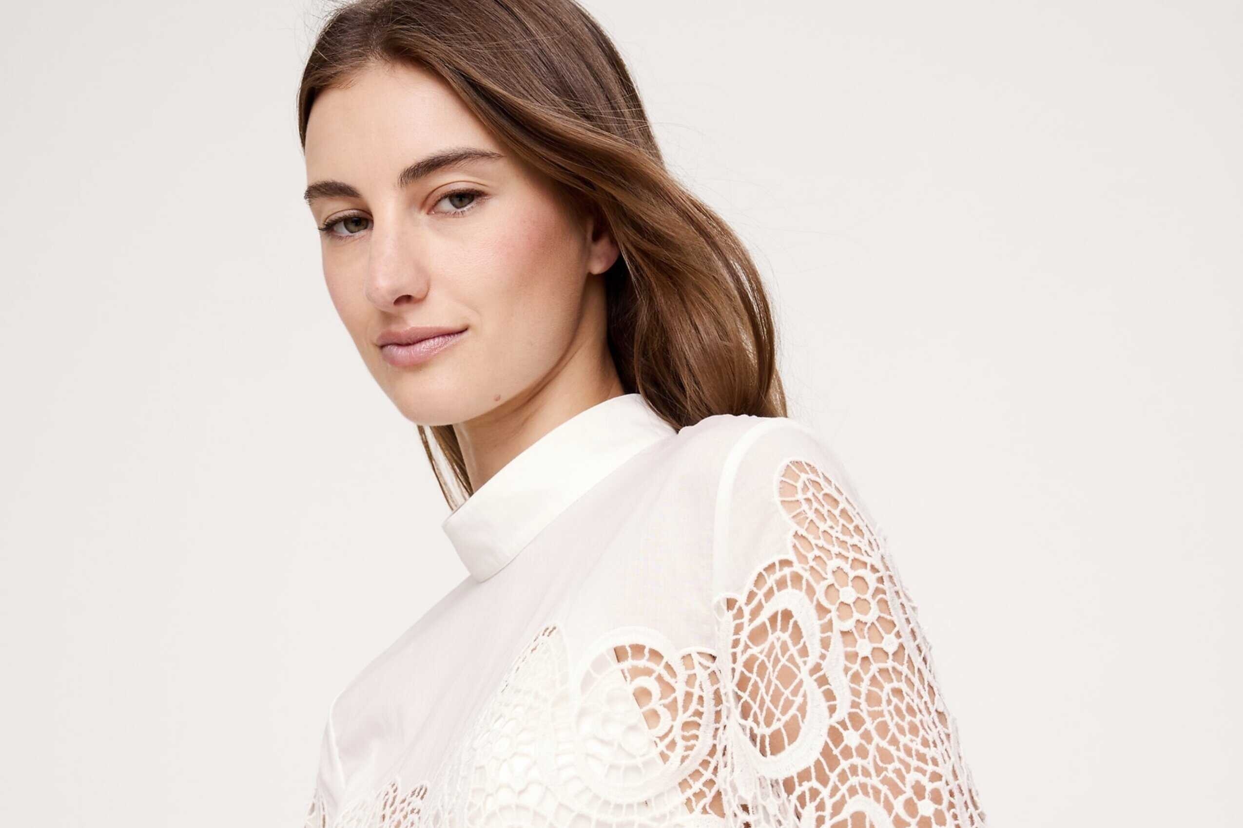 Escolha do editor: Blusa de gola alta de algodão e renda Banana Republic
