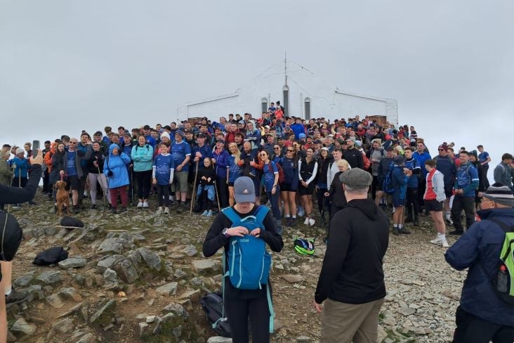 Szczyt Croagh Patrick zwieńczenie monumentalnego, pięciodniowego hołdu dla młodego mieszkańca Mayo