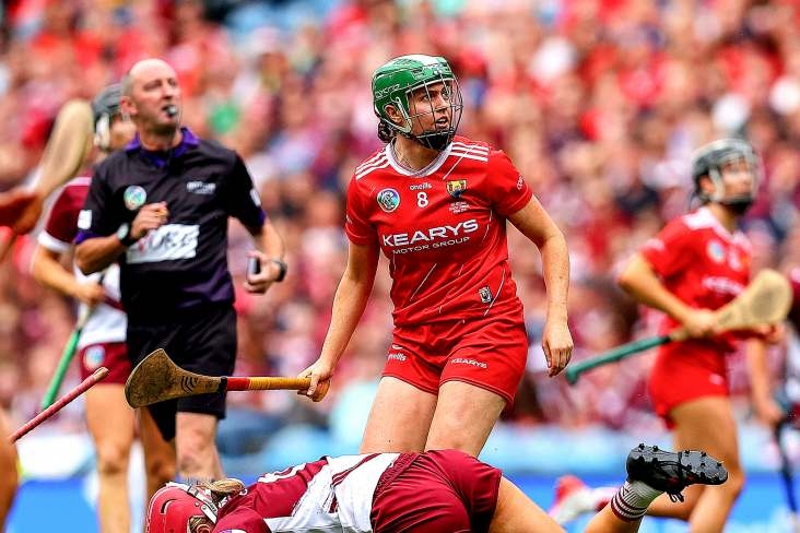 Mira: Looney ve la roja cuando Cork va perdiendo ante Galway al descanso