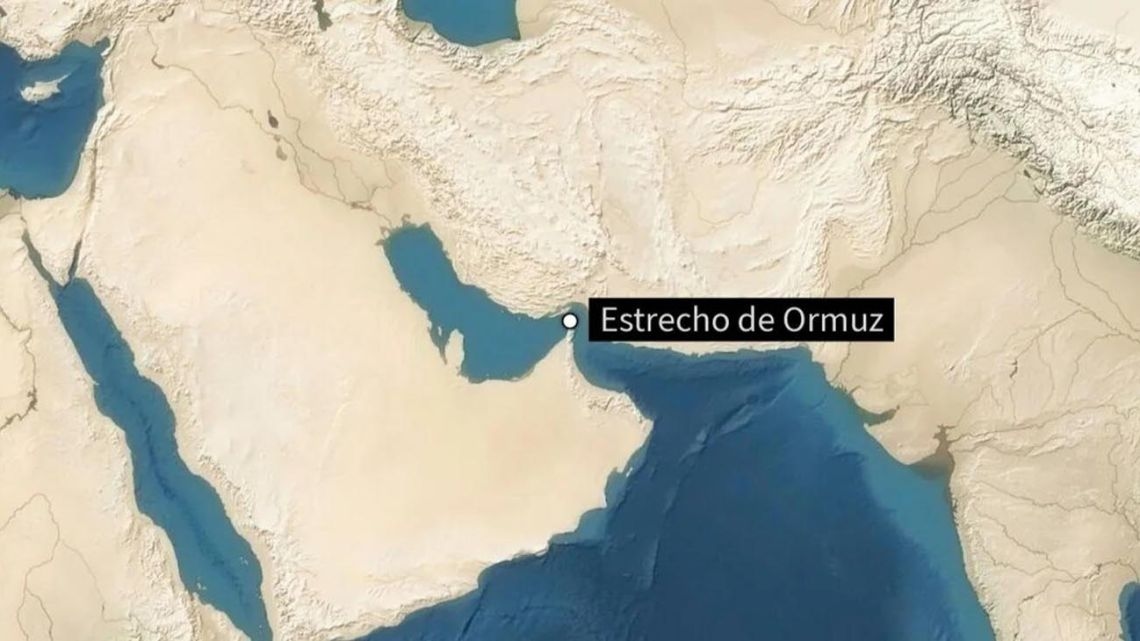 Iran dreigt de Straat van Hormuz, een belangrijke wereldwijde olieroute, af te sluiten.