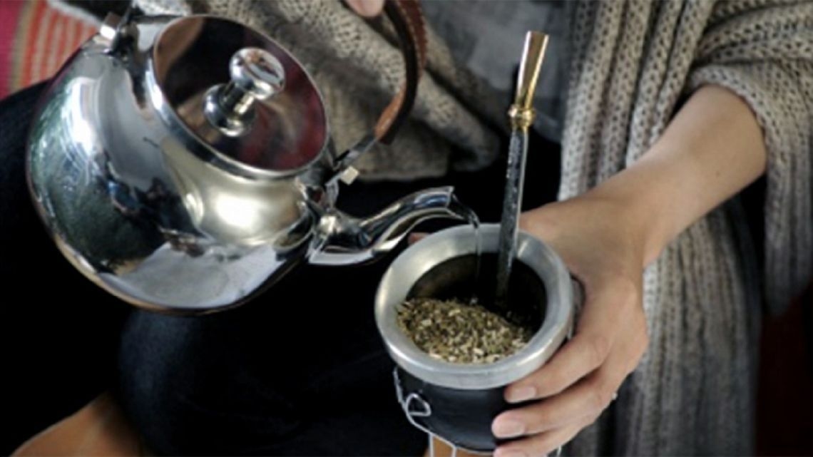 En dos provincias argentinas prohibieron tomar mate mientras se conduce por la ruta