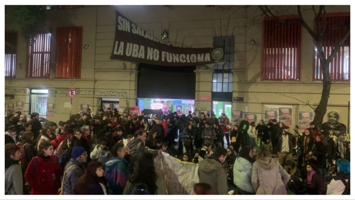 Cristina Kirchner'in mahkum edilmesinin ardından UBA ve La Plata Üniversitesi'nin fakülteleri devralındı.