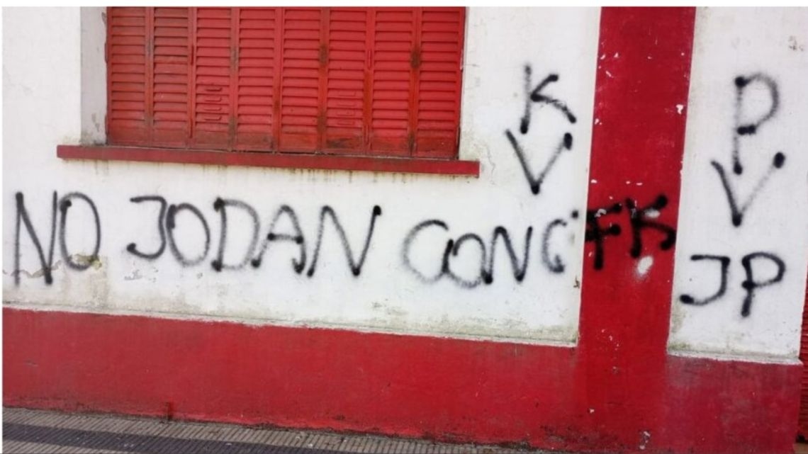 Cristina Kirchner'i destekleyen ve tehdit içeren grafitilerle yedi radikal komiteye saldırı düzenlendi.