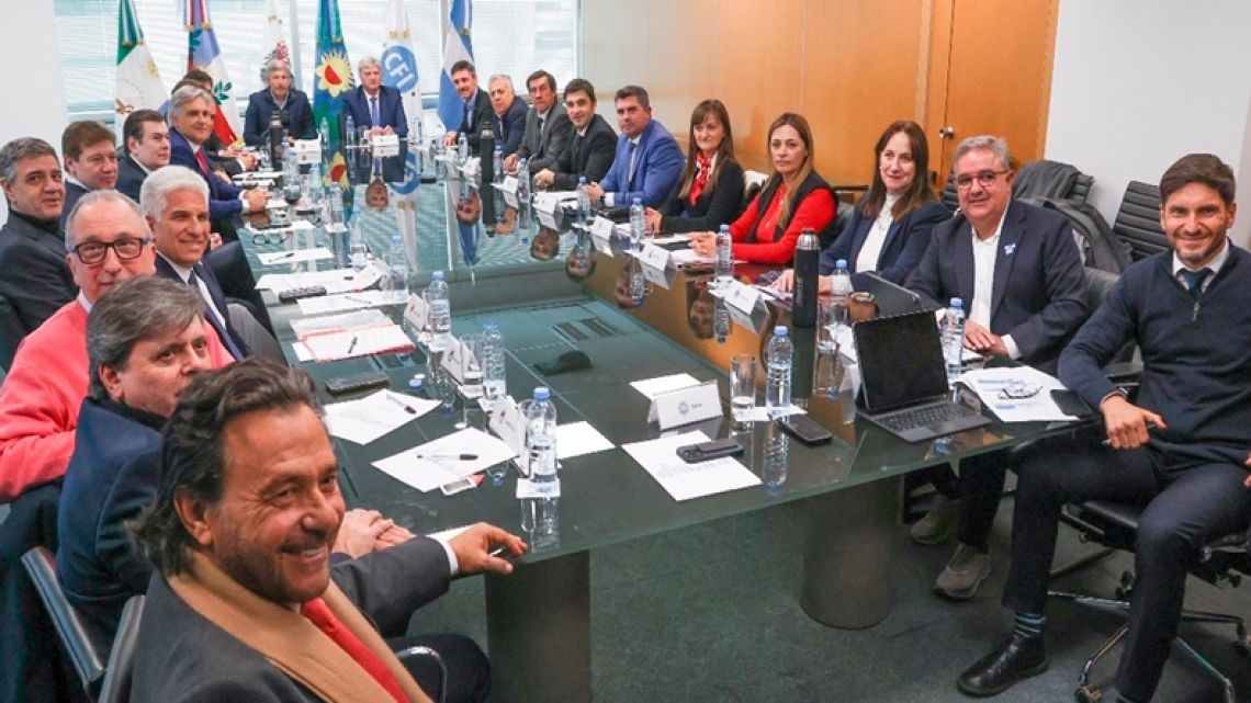 Governadores acusam Milei de "roubar o ATN" e lançam lei para compartilhar fundos.