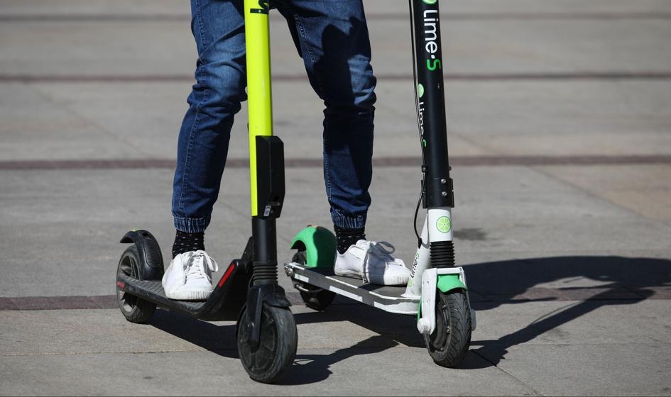 "I ragazzi sfrecciano a 80 km/h sui monopattini senza casco". Il neurologo avverte i genitori