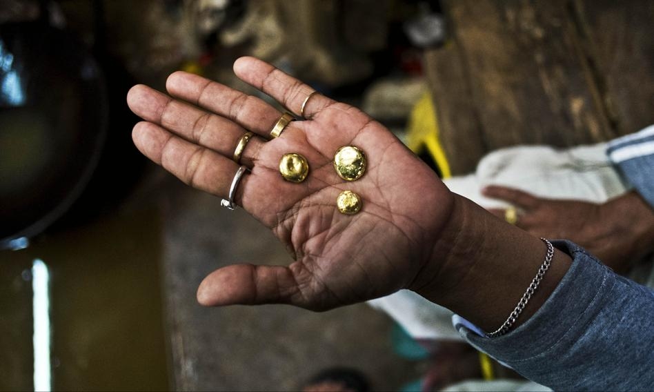 Afrika'nın en büyük altın üreticisi kaçakçılığa karşı mücadele ediyor ve ihbarcılara ele geçirilen altının bir yüzdesini teklif ediyor.