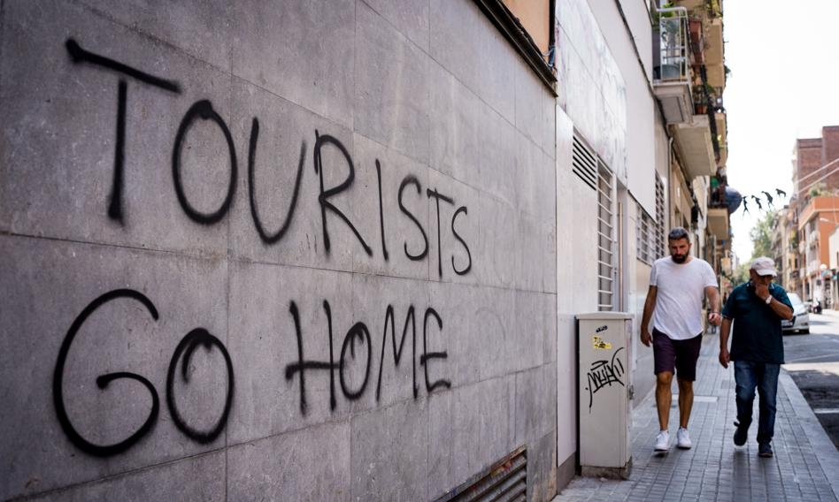 A Espanha está farta de turistas. Vai assustá-los... com pistolas de água.