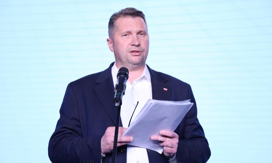 Personal data in front of cameras. UODO responds to PiS MPs' slip-up