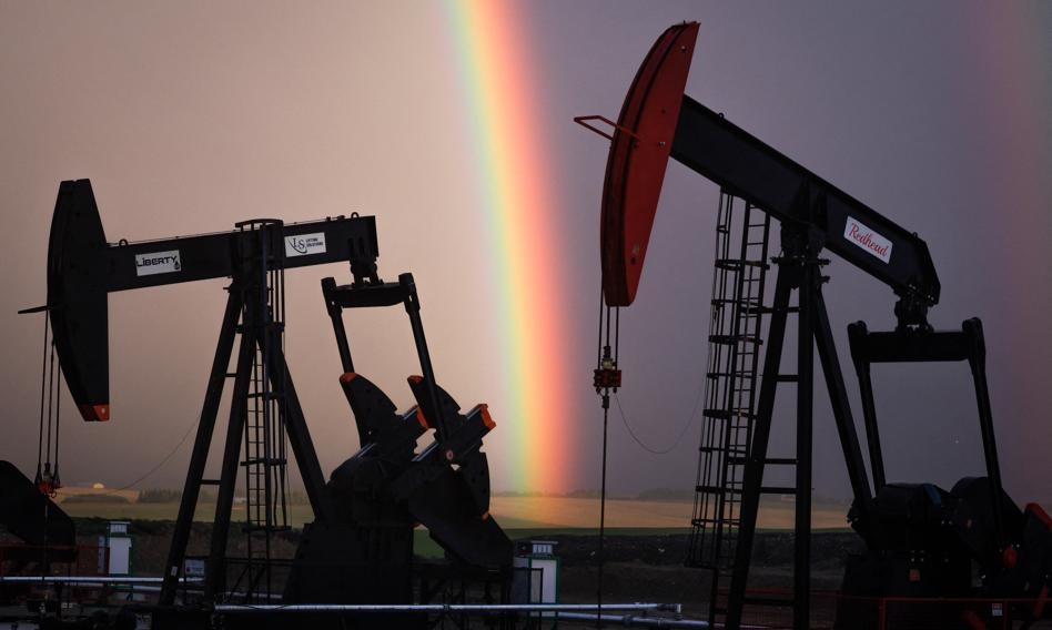 Los precios del petróleo extienden caídas tras la semana más débil para las cotizaciones desde finales de junio.