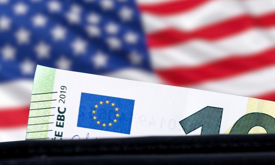 The zloty remains stable against the euro. Fed minutes have held back the dollar.