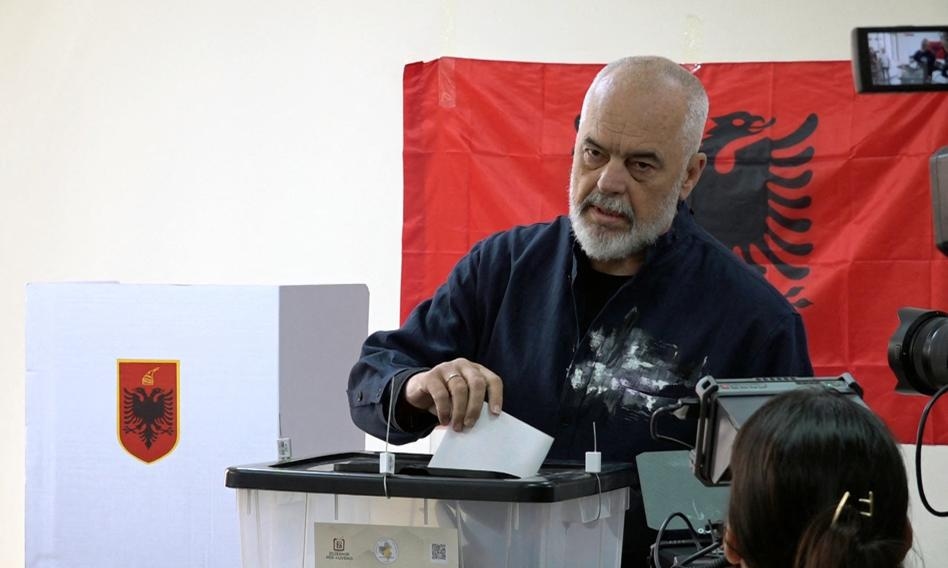 Na Albânia, o partido do primeiro-ministro Rama venceu as eleições