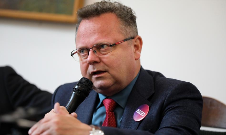 Een meningsverschil over de linkse viceminister van Buitenlandse Zaken. De premier en de minister willen hem weg hebben, maar Czarzasty verdedigt hem.