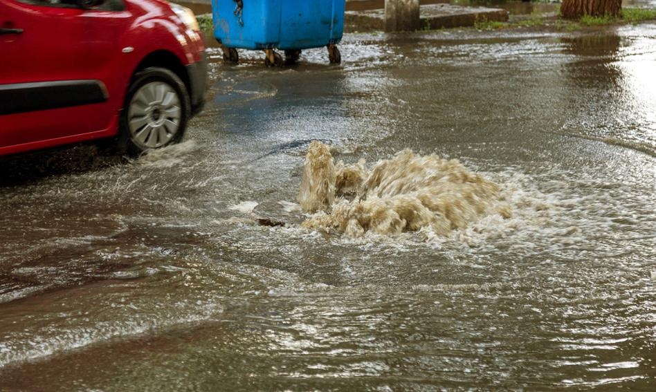 Dopo forti piogge, l'acqua scorre lungo le strade cittadine. Prof. Rouba: I prati situati più in basso rispetto alla strada e i giardini anteriori assorbirebbero l'acqua.