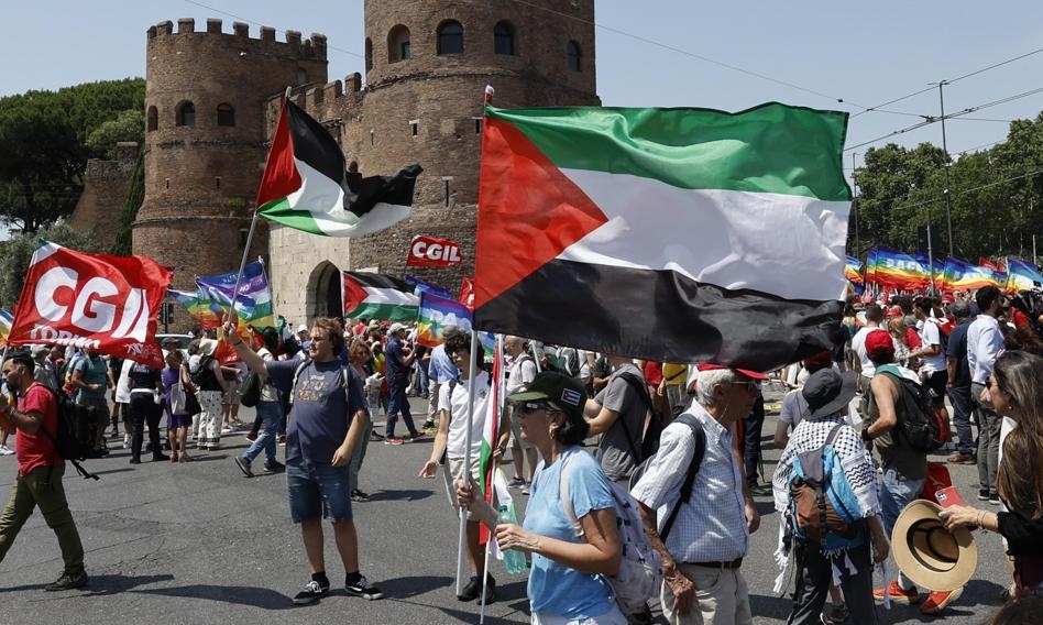 Italianos protestam contra Israel e o aumento militar: "Se Trump intervir, haverá guerra"