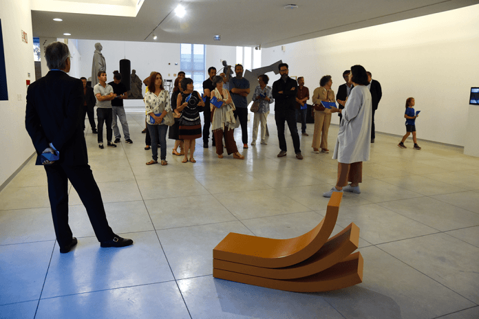 Caldas'taki Serralves'in videosu ve heykeli