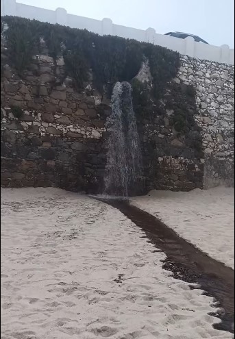 El Ayuntamiento garantiza que el vertido de agua en la playa de Foz do Arelho no supone peligro